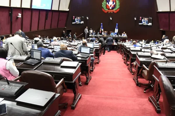 Diputados de Ultramar presentan anteproyecto para facilitar retorno de dominicanos en el exterior