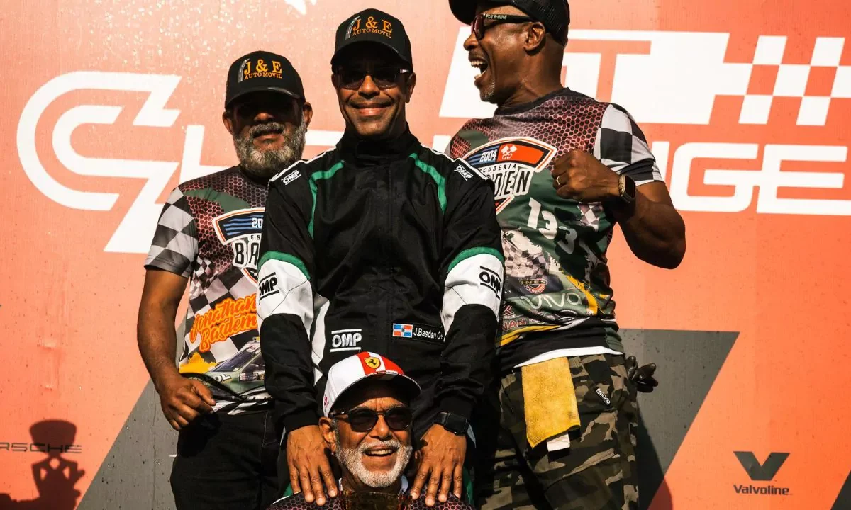 Jonathan Basden se luce en el inicio del campeonato nacional de automovilismo