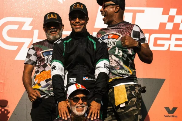 Jonathan Basden se luce en el inicio del campeonato nacional de automovilismo