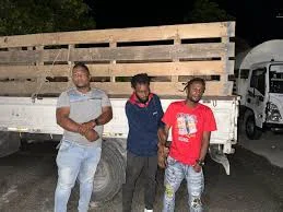 DGM apresa dos dominicanos sorprendidos trasladando haitianos indocumentados