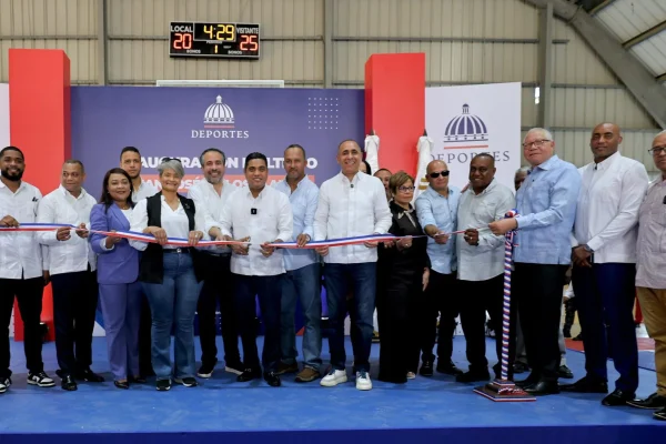 Kelvin Cruz entrega remozado multiuso de San José de los Llanos en SPM