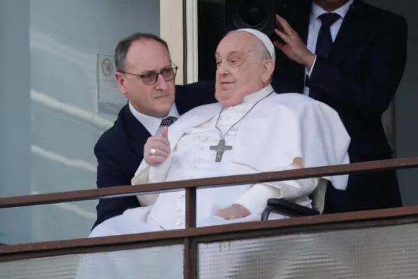 El papa continúa mejorando mientras sigue su ‘aislamiento’ en Santa Marta