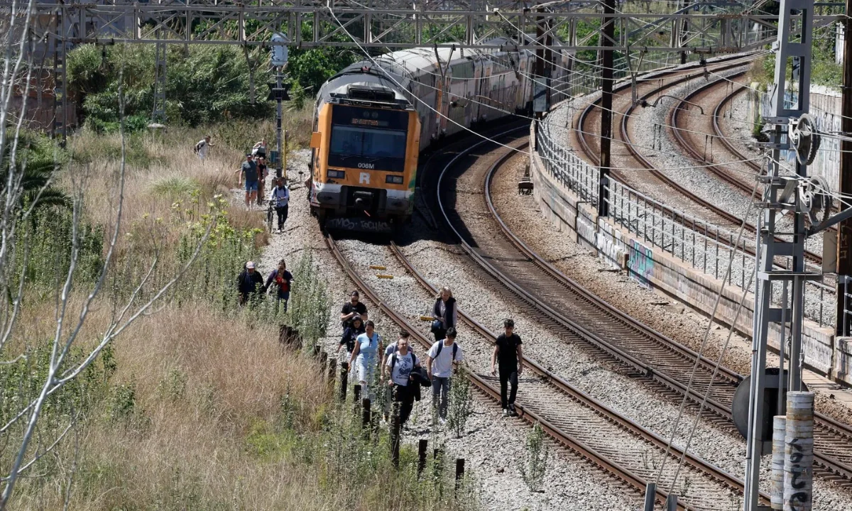 Más de 30.000 personas están siendo evacuadas de trenes varados por el apagón en España