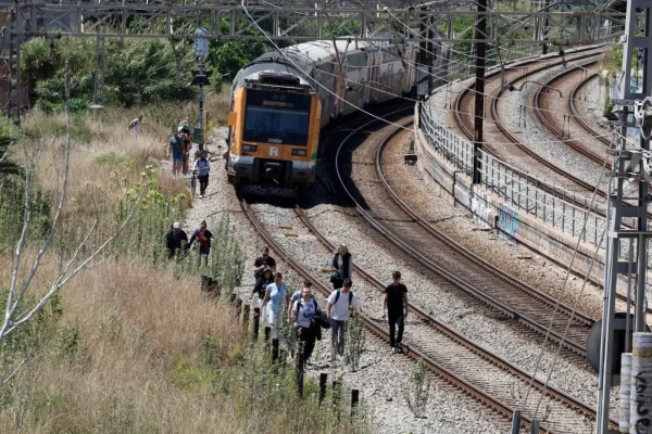 Más de 30.000 personas están siendo evacuadas de trenes varados por el apagón en España
