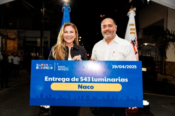 Carolina Mejía mejora seguridad de Naco con la entrega de 543 luminarias led instaladas