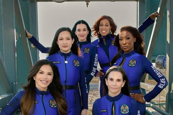 Katy Perry viaja este lunes al espacio con la primera tripulación femenina de la empresa de Bezos