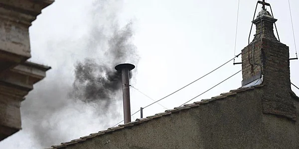 ¡Primer humo negro en el Vaticano! Aún no hay Papa tras primera votación del Cónclave