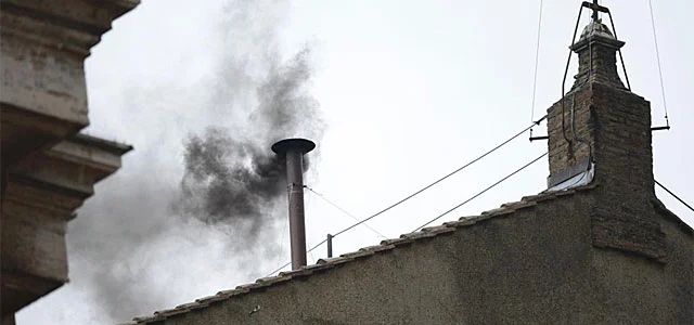 ¡Primer humo negro en el Vaticano! Aún no hay Papa tras primera votación del Cónclave