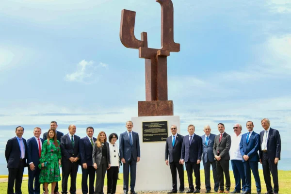 Rey de España y Abinader participan en la inauguración del monumento «Flame»