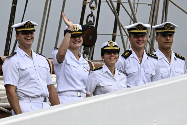 Comandante del J. S. de Elcano evita declaraciones directas sobre la princesa Leonor durante escala en RD