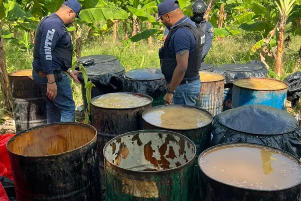 Autoridades desmantelan laboratorio clandestino con más de 2,000 galones de clerén en Navarrete