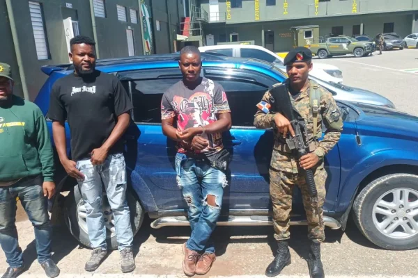 Arrestan sargento y raso del ERD con inmigrantes ilegales en San Juan de la Maguana