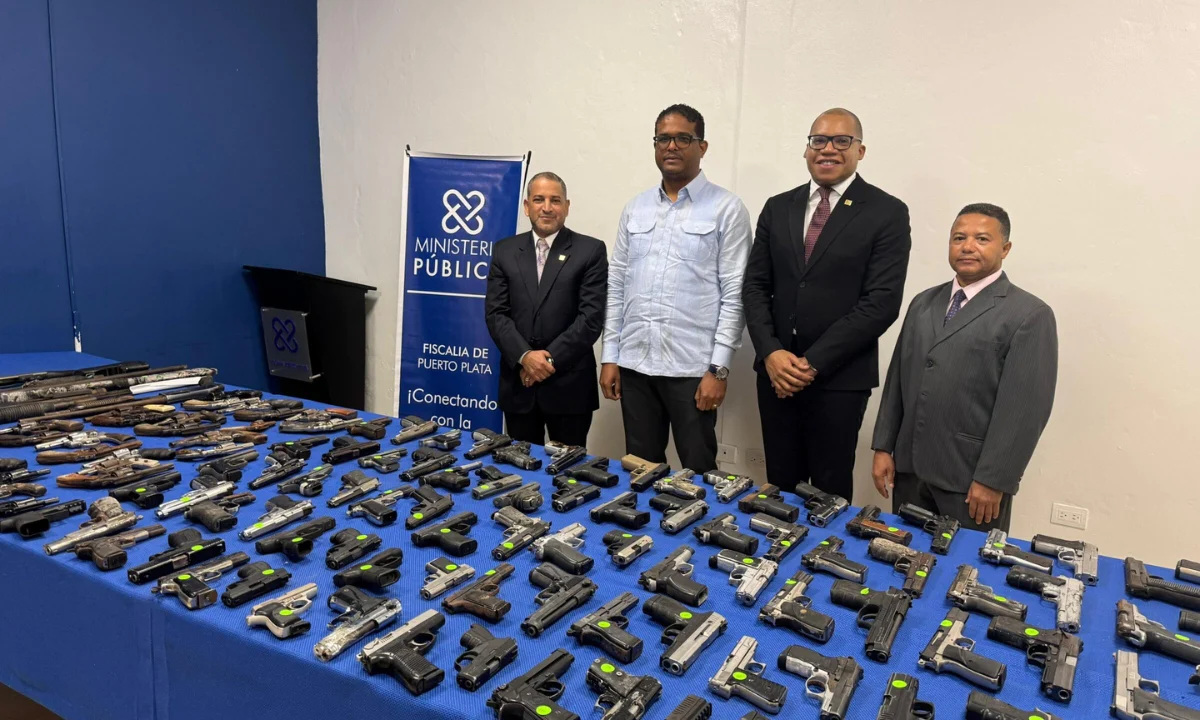 Fiscalía de Puerto Plata entrega 132 armas de fuego al Ministerio de Interior y Policía