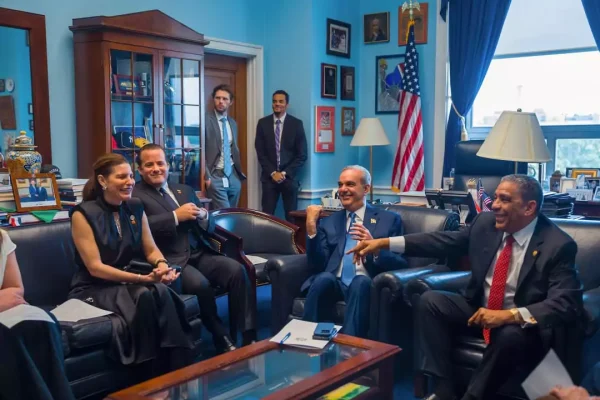 Abinader aborda crisis haitiana con el congresista Adriano Espaillat