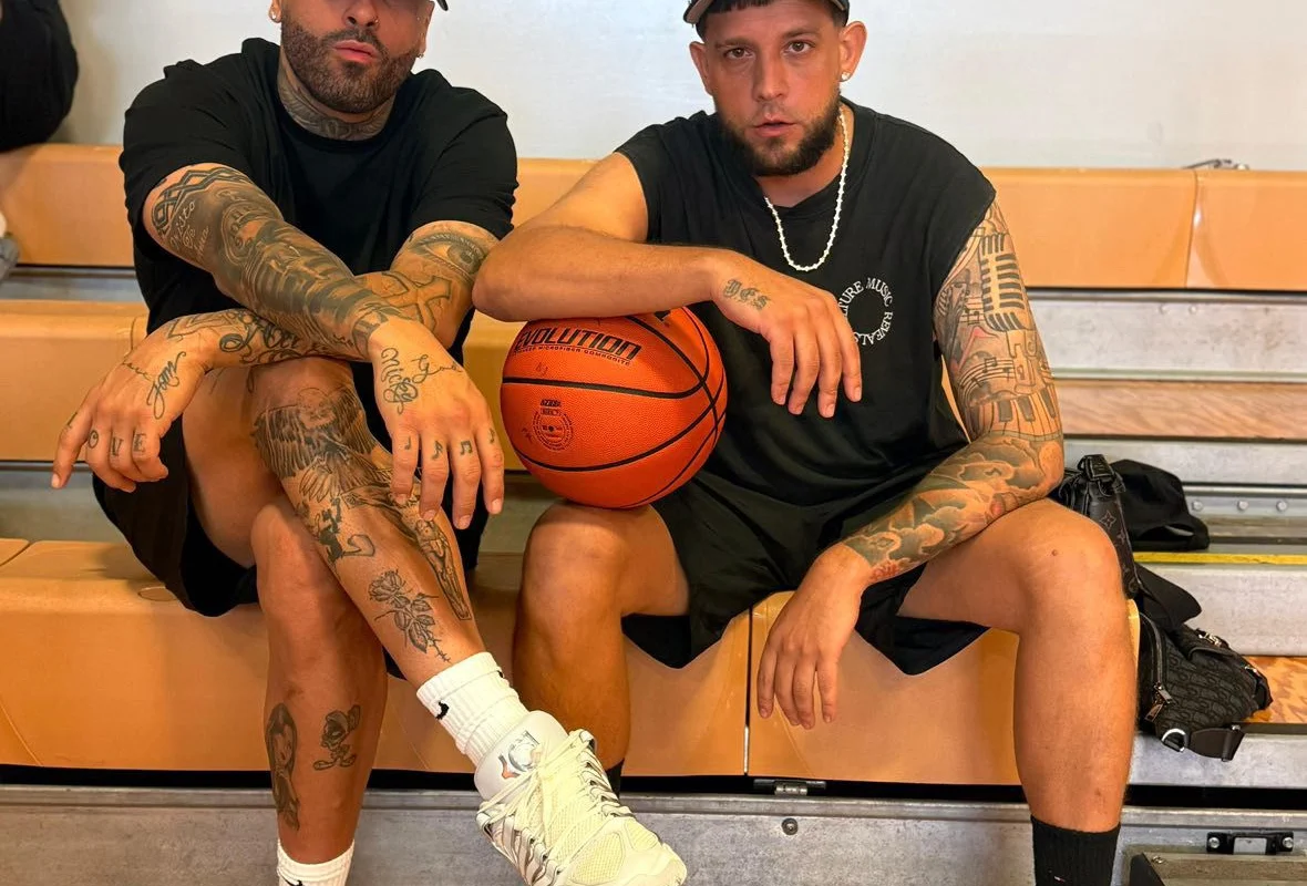 Nicky Jam y Messiah se reúnen en la cancha: La leyenda del reggaetón continúa respaldando al pionero del trap latino