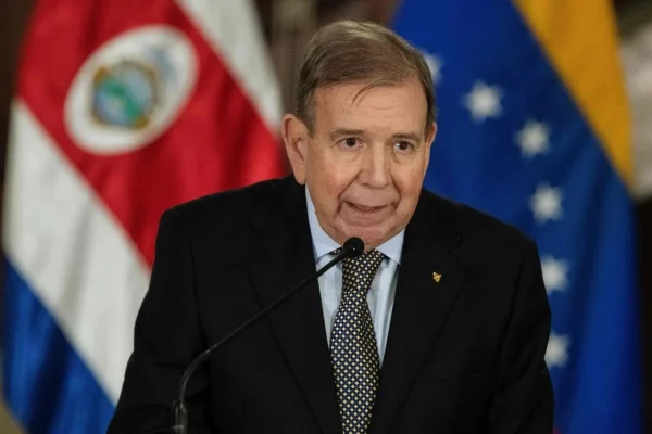 Edmundo González es hospitalizado en España tras sufrir baja tensión