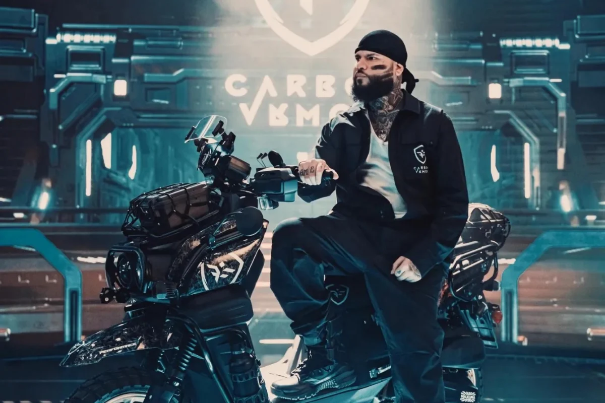 Farruko presenta su propia línea de motocicletas