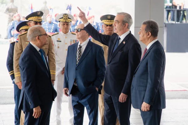 Abinader y expresidentes se reúnen en el Ministerio de Defensa para abordar tema de Haití
