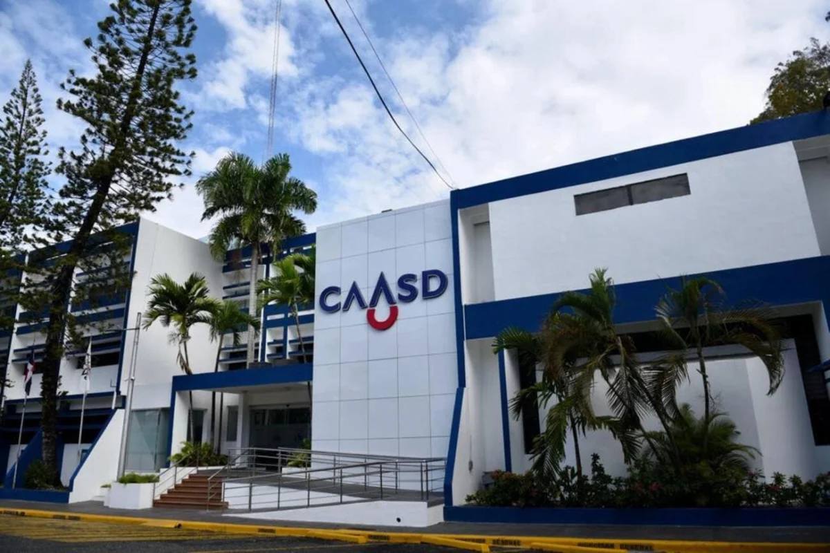 CAASD informa suspensión de agua en SDE tras daño a tubería causado por camión