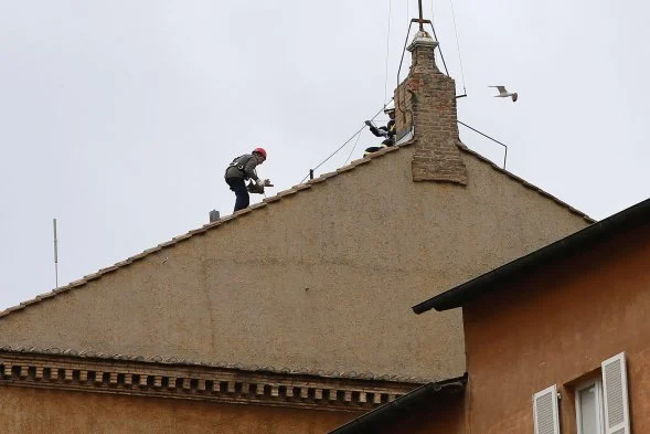 Vaticano inicia la instalación de la chimenea en la Capilla Sixtina para anunciar al nuevo papa