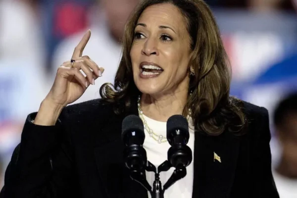 Kamala Harris reaparece y alerta de que EE.UU. está al borde de una «crisis constitucional»