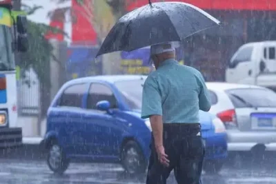 Onda tropical y vaguada provocarán fuertes aguaceros este domingo hacia el interior