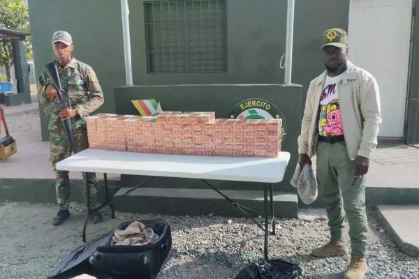 Arrestan dos pasajeras de autobús con contrabando de 20 mil cigarrillos