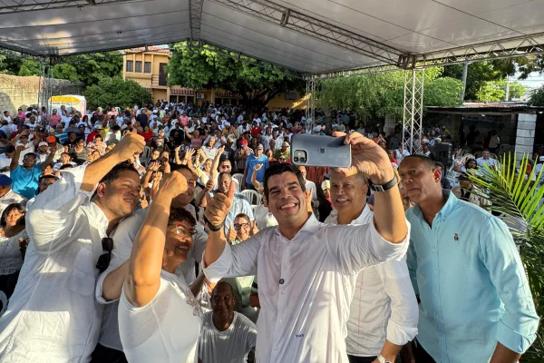 Wellington Arnaud se reúne con comunitarios y participa en la Feria del Mango en Baní