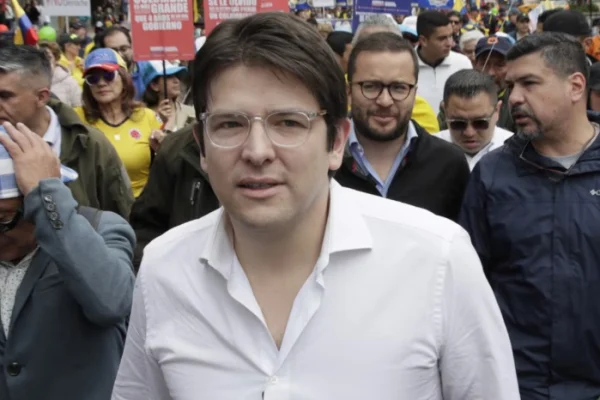 El senador Uribe Turbay permanece «en estado crítico», pero «estable», según parte médico