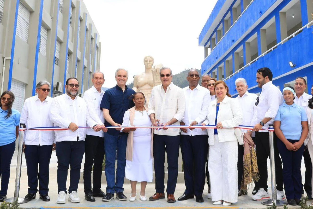 Presidente Abinader inaugura liceo y subcentro universitario en Constanza