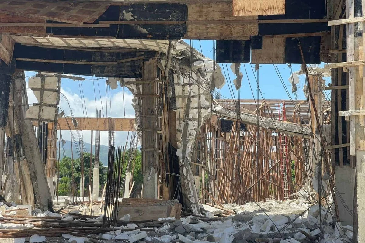 Colapsa parte del techo de una construcción en Santiago que había sido paralizada por el MIVED