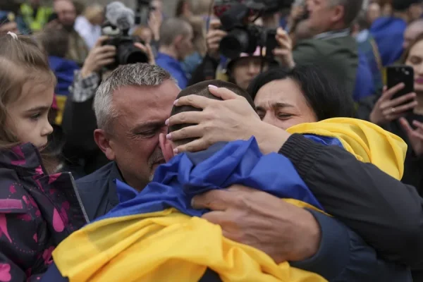 Rusia y Ucrania canjean el primer grupo de prisioneros de guerra menores de 25 años