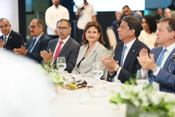 ”Queremos que las mujeres del Cibao lideren con fuerza”, afirma Raquel Peña ante empresarios y exportadores