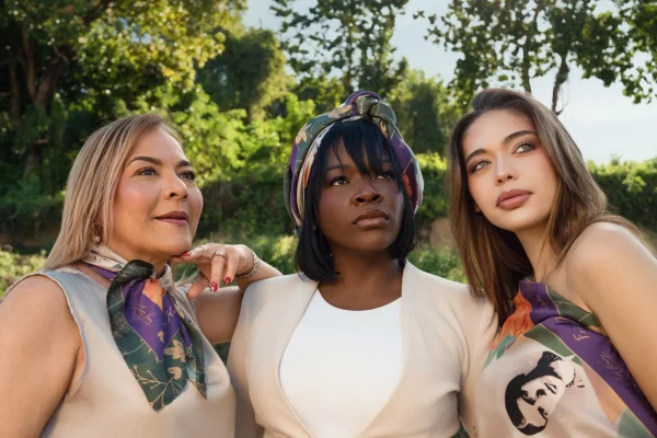 Una pañoleta que florece desde el alma: Nina Vásquez convierte la moda enesperanza