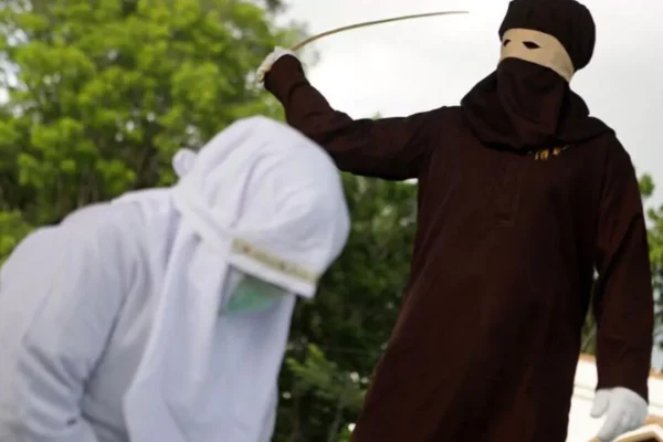 Una mujer recibe 100 latigazos en público en Indonesia por adulterio