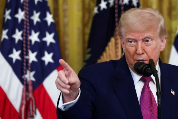 Trump insta a mantener «bajos los precios del petróleo» y no caer en «manos del enemigo»