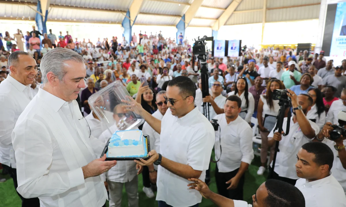 Abinader celebra su cumpleaños entregando 1,800 títulos de propiedad en Quisqueya