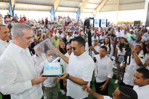 Abinader celebra su cumpleaños entregando 1,800 títulos de propiedad en Quisqueya