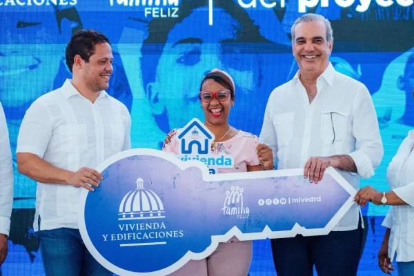 Abinader y Carlos Bonilla entregan 72 nuevos apartamentos en Boca Chica
