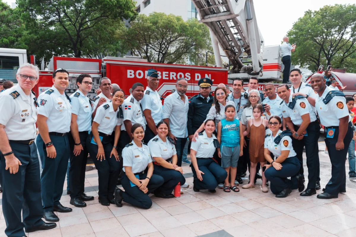 Bomberos del DN empapan de alegría con su Manguerazo del Verano en el parque Iberoamérica