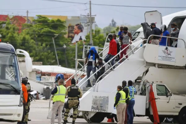Haitianos deportados por financiar grupos criminales serán detenidos al llegar al país