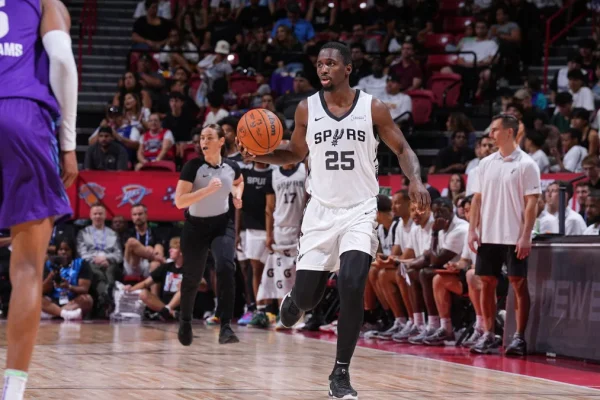 David Jones-García firma contrato de dos vías de los Spurs en la NBA