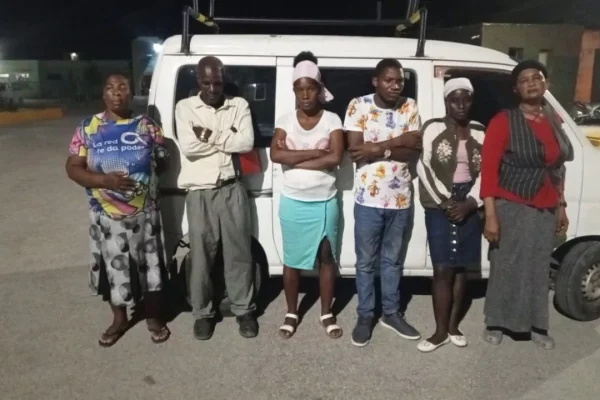 Detienen a mujer que transportaba a 11 haitianos indocumentados en un minibús en Bahoruco