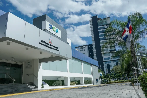 Decomisan más de 40,000 dólares a pasajero llegó al país desde Estados Unidos