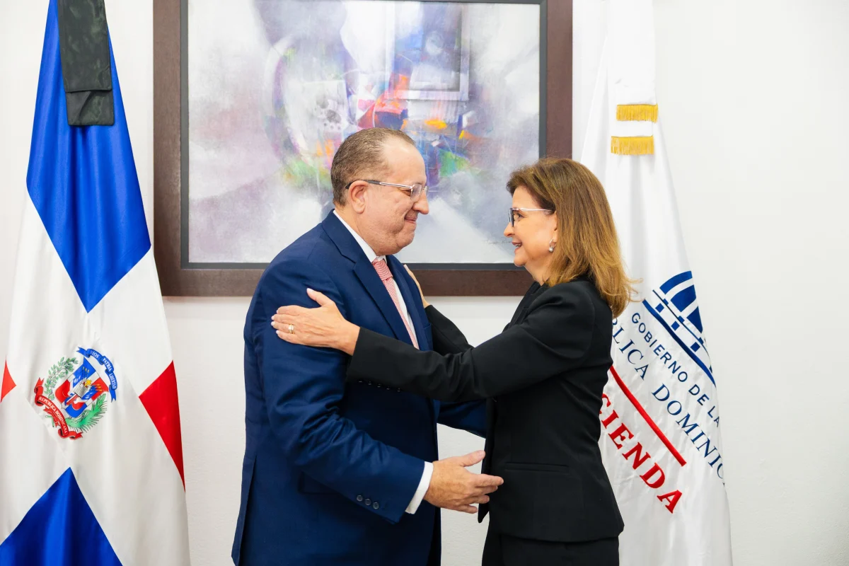 Raquel Peña juramenta a Magín Díaz, nuevo ministro del Ministerio de Hacienda