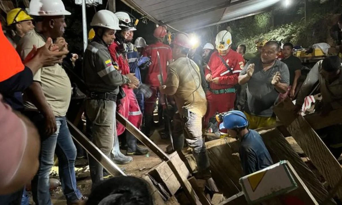 Rescatan con vida a los 18 mineros que habían quedado atrapados en una mina en Colombia