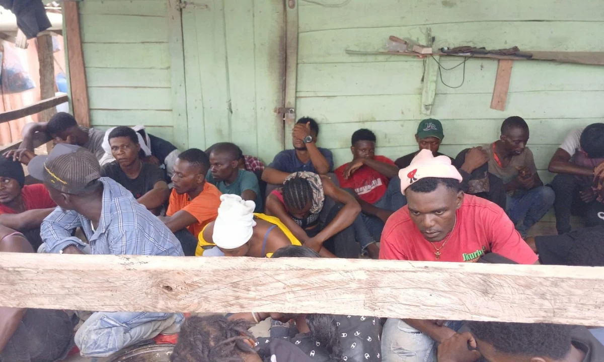 Ejército detiene 28 haitianos ilegales escondidos en el patio de una propiedad en Dajabón