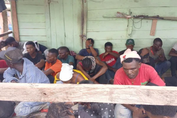 Ejército detiene 28 haitianos ilegales escondidos en el patio de una propiedad en Dajabón