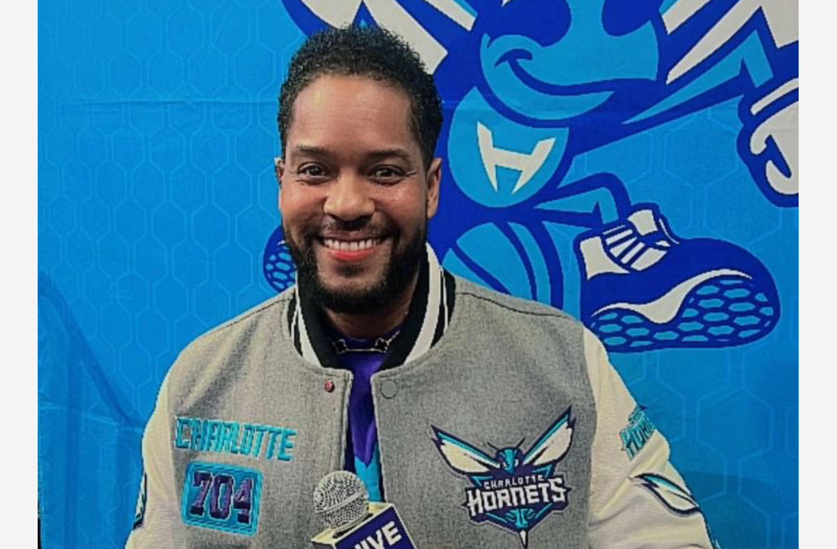 Joel Silverio, el exintegrante del grupo «Negros» que ahora es animador de los Charlotte Hornets