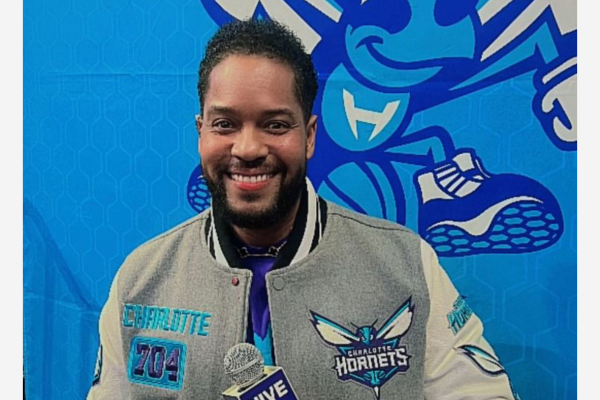Joel Silverio, el exintegrante del grupo «Negros» que ahora es animador de los Charlotte Hornets